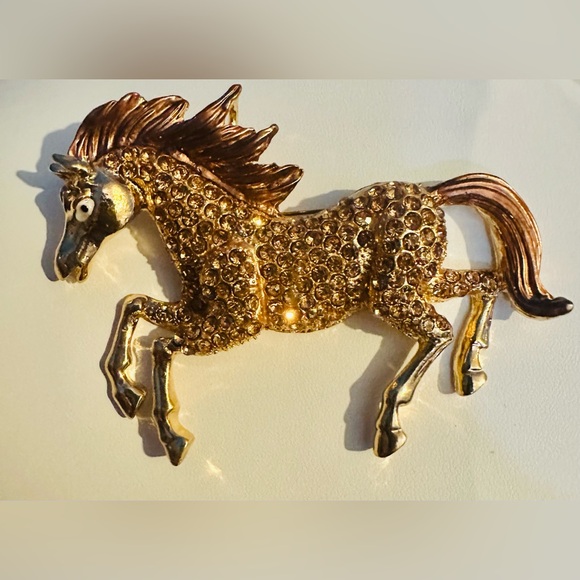 Jewelry - Stunning Large Gold Tone Horse Brooch with Champagne colored Rhinestones